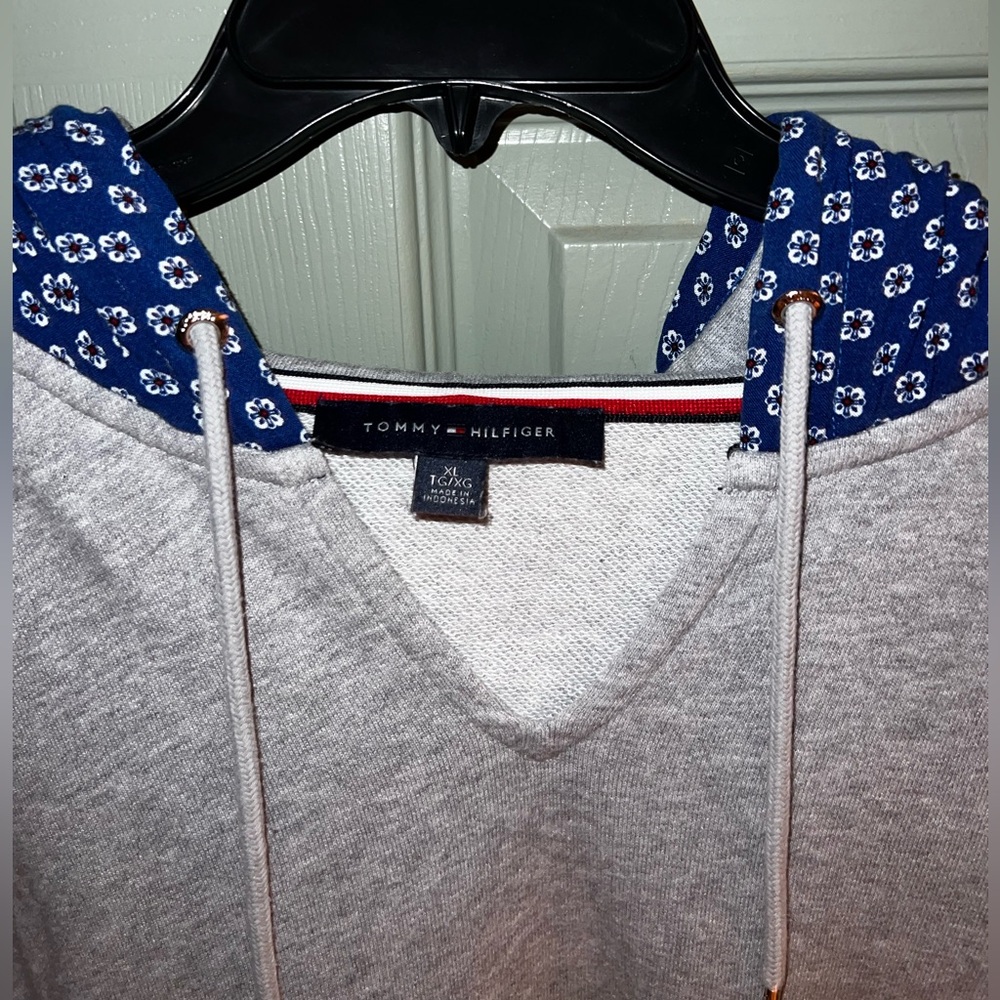 Tommy Hilfiger Women’s Gray Casual Long Sleeve V Neck Hoodie - Size XL - Picture 2 of 6